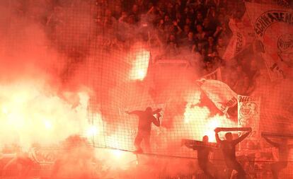 Aficionados del Stuttgart encienden bengalas durante el encuentro de vuelta para el descenso de la Bundesliga frente al Union Berlin, en el Estadio An der Alten F?rsterei, en Berln (Alemania).