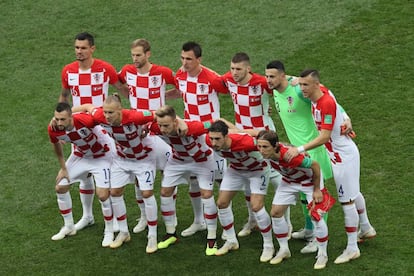 Los jugadores croatas posan para la foto oficial antes del partido.