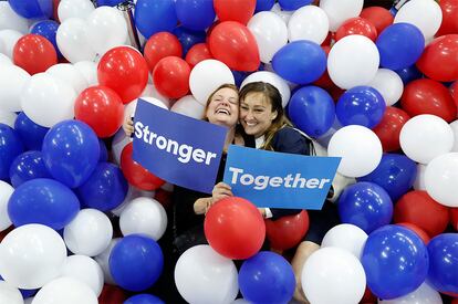Personal de la campaña de la candidata demócrata Hillary Clinton celebran su nominación.