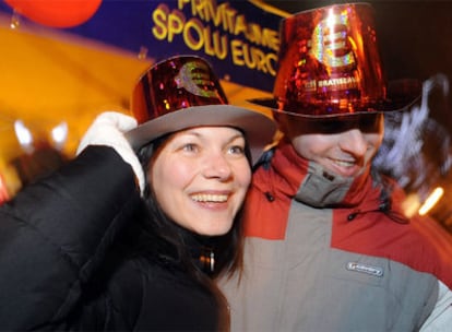 Jóvenes celebran en Bratislava la incorporación de su país a la 'zona euro'.