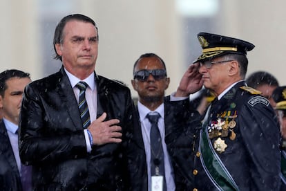 El presidente de Brasil, Jair Bolsonaro (izquierda), y el comandante del ejército, Edson Pujol