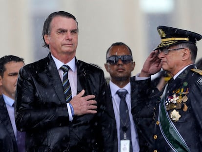 El presidente  Bolsonaro y el excomandante del Ejército, Edson Pujol, en abril de 2019.