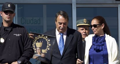 Isabel Pantoja sale de los juzgados con su abogado José Ángel Galán.