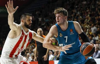 Doncic busca zafarse del marcaje de Lacic