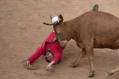 Un participante es embestido por un toro de la ganadería Núñez del Cubillo, el 11 de julio de 2018. 