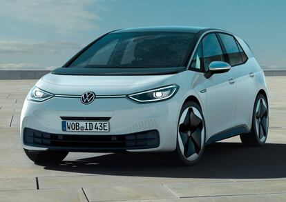 Quiere convertirse en un modelo tan icónico como el Escarabajo y el Golf, pero con pilas. Un eléctrico 2.0 diseñado para optimizar las ventajas de estos coches: motores eléctricos y baterías bajo el piso, y las ruedas en las esquinas para aprovechar el espacio. Llegará en otoño con tres baterías, hasta 550 km de autonomía y precios por debajo de 30.000 euros, que podrían bajar a 23.290 euros con las ayudas.  Precio oficial. Inferior a 30.000 euros. Desde 23.290 con descuentos y Plan Moves.