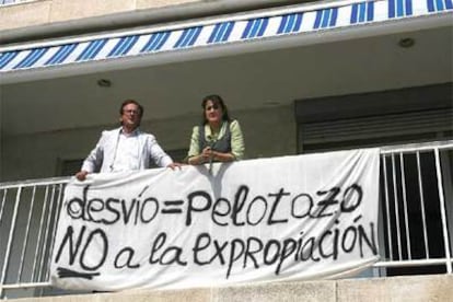 Vecinos protestan contra el desvío de la riera en Salou.