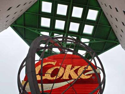 El logotipo de 'Coke' preside la fachada de la sede central de Coca-Cola en Atlanta.