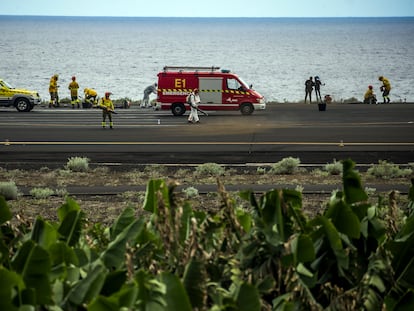 Operarios limpian la ceniza volcánica en la pista del aeropuerto de La Palma, donde todos los vuelos han sido cancelados.