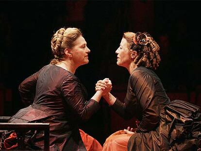 Anna Lizaran y Emma Vilarasau en la comedia de David Mamet 'Un matrimoni de Boston'
