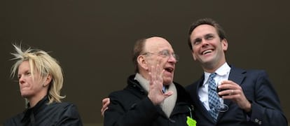 Rupert Murdoch ríe con su hijo James en presencia de Elisabeth, en una carrera de caballos en 2010. Ella no aparece en las quinielas: se enfrentó a los dos por el escándalo de las escuchas