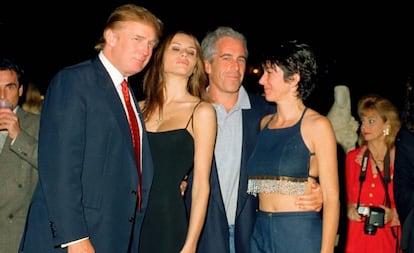 Donald y Melania Trump, junto a Jeffrey Epstein y Ghislaine Maxwell, en Florida (EE UU), en 2000.