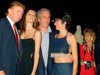 Donald y Melania Trump, junto a Jeffrey Epstein y Ghislaine Maxwell, en Florida (EE UU), en 2000.