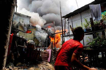 Incendio en un barrio residencial en Muntunlupa (Filipinas).