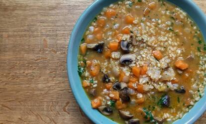 Sopa de arroz integral y vegetales de otoño.