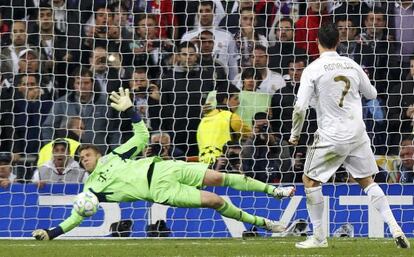 Neuer detiene el penalti lanzado por Cristiano Ronaldo.