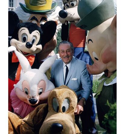 El cineasta Walt Disney junto a algunas de sus creaciones en Anaheim (California) en 1964.