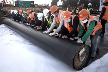 ¿Cómo abarcar una superficie mayor y acelerar el proceso de impermeabilización del suelo? "Pues haciendo la tela impermeable más ancha… mucho más ancha". |