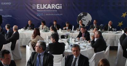 Reunión de empresarios en la asamblea anual de Elkargi, en el Kurssal de San Sebastián.