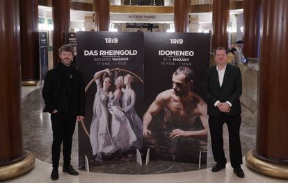 El director de orquesta Pablo Heras Casado (izquierda) e Ivor Bolton (director musical del Teatro Real) posan ante el cartel promocional de 'Idomeneo', el pasado abril.