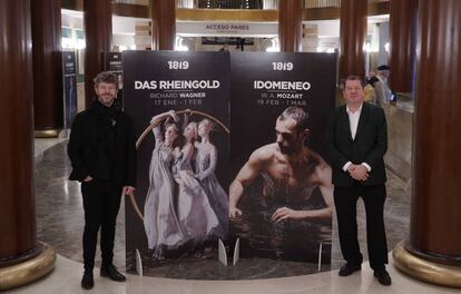 El director de orquesta Pablo Heras Casado (izquierda) e Ivor Bolton (director musical del Teatro Real) posan ante el cartel promocional de 'Idomeneo', el pasado abril. 