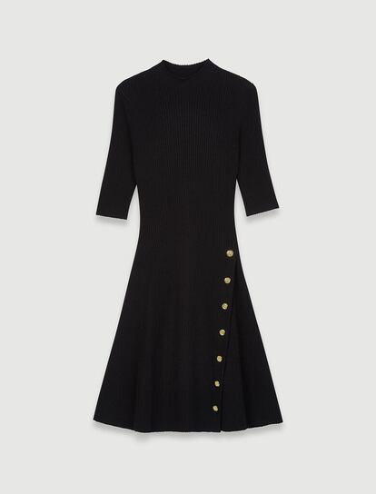 Para los días en los que buscas algo sobrio pero con un toque sofisticado, apuesta por este vestido de punto de Maje con botones dorados en la falda y la espalda. Tiene un precio de 195 euros.