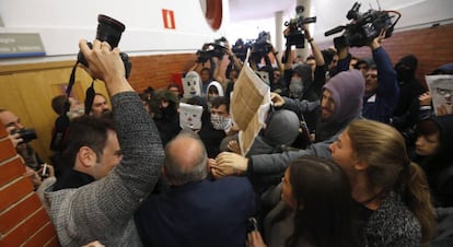 Uns 200 joves impedeixen l'entrada a l'expresident Felipe González a la UAM.