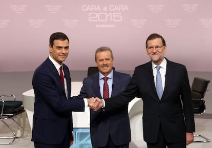 El presidente del Ejecutivo, Mariano Rajoy (d), y el líder del PSOE, Pedro Sánchez (i), candidatos a la presidencia del Gobierno para las elecciones generales del 20D, se saludan en presencia del presidente de la Academia de Televisión y moderador del debate, Manuel Campo Vidal (c), antes del 'cara a cara'.