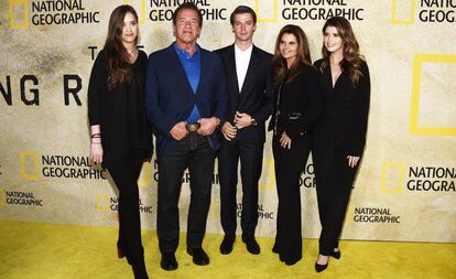 Arnold Schwarzenegger y Maria Shriver con tres de sus cuatro hijos: Christina, a la izquierda, y Patrick y Katherine, a la derecha, en Los Ángeles, en 2017.