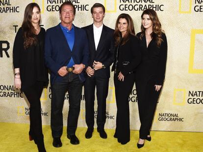 Arnold Schwarzenegger y Maria Shriver con tres de sus cuatro hijos: Christina, a la izquierda, y Patrick y Katherine, a la derecha, en Los Ángeles, en 2017.