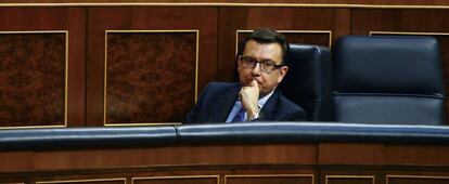 El ministro de Econom&iacute;a, Industria y Competitividad, Rom&aacute;n Escolano, durante el debate de los Presupuestos Generales del Estado para 2018, hoy en el Congreso de los Diputados de Madrid. EFE/ J.P.Gandul