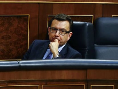 El ministro de Econom&iacute;a, Industria y Competitividad, Rom&aacute;n Escolano, durante el debate de los Presupuestos Generales del Estado para 2018, hoy en el Congreso de los Diputados de Madrid. EFE/ J.P.Gandul