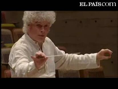 Simon Rattle ensaya con los alumnos de las orquestas venezolanas