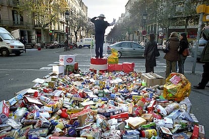 Recogida de alimentos para ancianos necesitados en Barcelona, en diciembre de 2004.