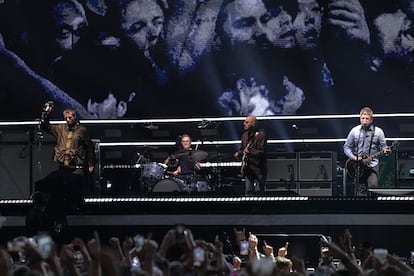 Liam Gallagher; el batería Joey Waronker en su primer concierto con Oasis; Paul 'Bonehead' Arthurs, miembro fundador y la primera vez en la banda desde 1998; y Noel Gallagher anoche en Cardiff. 
