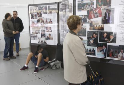 Visitantes la exposición sobre los 40 años de historia de la Feria del Libro de Bilbao.