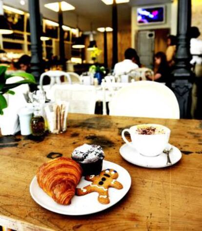 Café con dulces en Mamá Fambroise, en Madrid.