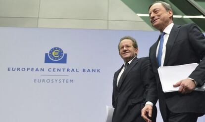 Mario Draghi y Vítor Constancio, tras una rueda de prensa celebrada en Fráncfort (Alemania).