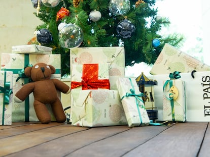 Ilustración de regalos envueltos con la portada navideña de EL PAÍS.