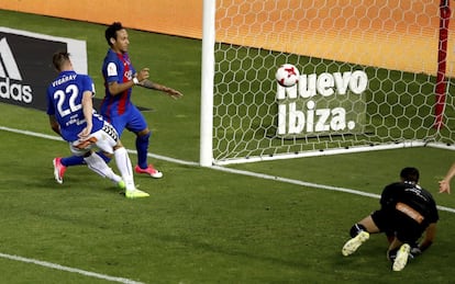 El delantero brasileño del Barcelona, Neymar da Silva (2i) marca el segundo gol ante el Deportivo Alavés.