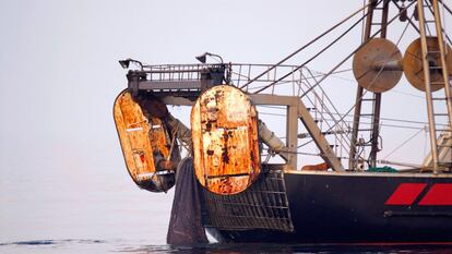 Un barco arrastrero calando la red en el mar de Alborán, Almería, en una imagen de archivo de la ONG Oceana.