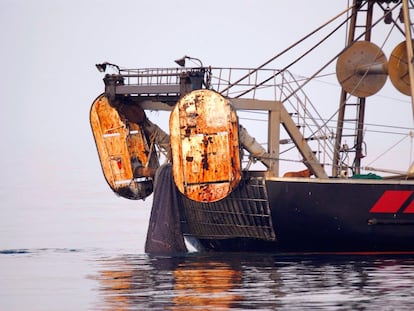 Un barco arrastrero calando la red en el mar de Alborán, Almería, en una imagen de archivo de la ONG Oceana.