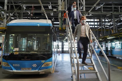 Almeida, alcalde de Madrid, durante una visita a las cocheras de la EMT en Carabanchel este martes