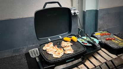 La barbacoa eléctrica Cecotec Perfect Country 2000 EasyMove dispone de una placa de aluminio fundido que reparte el calor uniformemente.