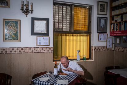 Miguel, comiendo una ensalada sin sal y una copa de vino para beber, en uno de los pocos momentos en los que El Bierzo se vacía y se apagan los fogones.