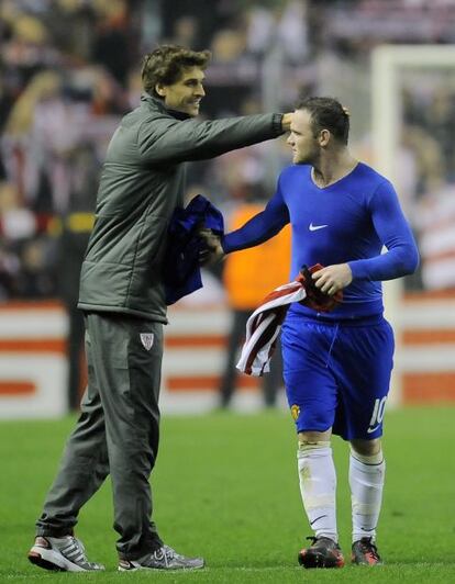 Rooney y Llorente se saludan al finalizar el partido.