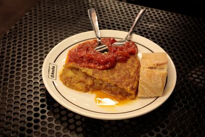 Pincho de tortilla con pimientos asados de la taberna de La Ancha.