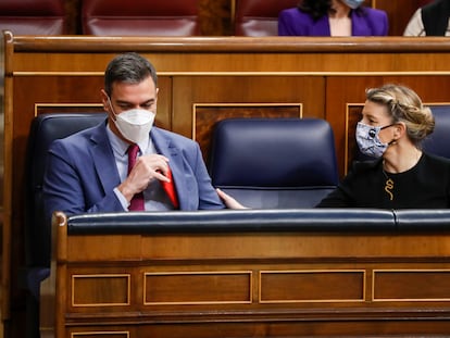 El presidente del Gobierno, Pedro Sánchez, y la ministra del Trabajo, Yolanda Díaz, este miércoles en la Cámara baja.
