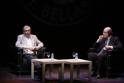 Antonio Mu&ntilde;oz Molina y Salman Rushdie en una conversaci&oacute;n en el C&iacute;rculo de Bellas Artes Madrid.
