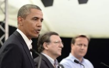 El presidente de Estados Unidos, Barack Obama , comparece durante una rueda de prensa ofrecida junto al presidente de la Comisión Europea, José Manuel Durao Barroso, y el primer ministro británico, David Cameron (d), en Lough Erne, cerca de la localidad norirlandesa de Enniskillen (Reino Unido).